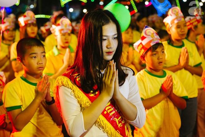 Hàng ngàn người đến đại lễ Phật Đản để được làm nghi lễ tắm Phật Hàng ngàn người đến đại lễ Phật Đản để được làm nghi lễ tắm Phật
